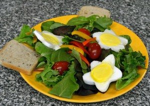 Salad_with_bread_tomato_star_shaped_eggs_peppers