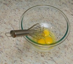 C:\eggwebpic\Cracked_eggs_in_bowl