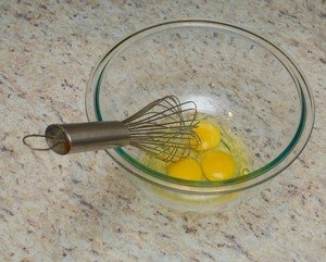 Cracked_eggs_in_bowl