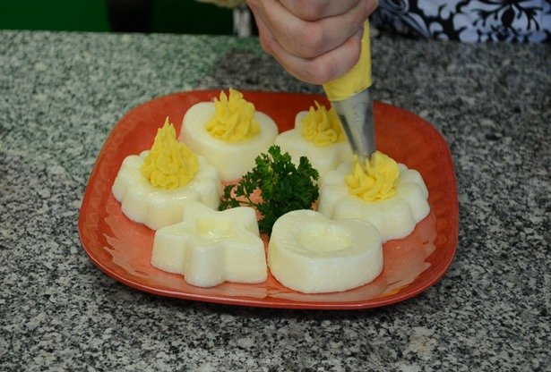Deviling_cooking_heart_star_circle_shaped_eggs