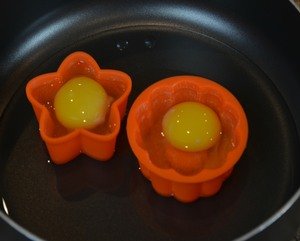 Skillet_Easy_Boil_eggs_being_cooked_Eggourmet_style